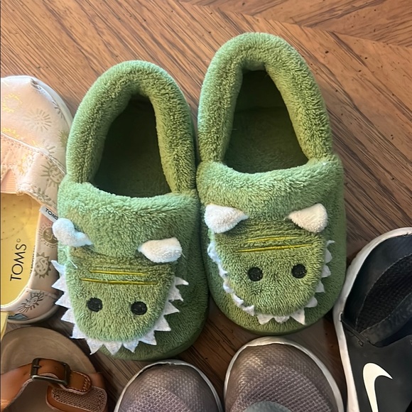 7 pairs of little girl shoes - Picture 8 of 8